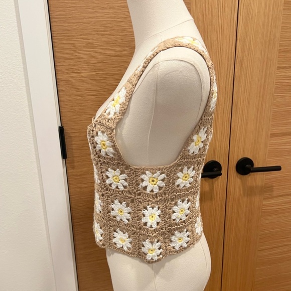 Altar'd State Women's Crochet Tabk Top Daisy Pettern Size Medium - Picture 3 of 7